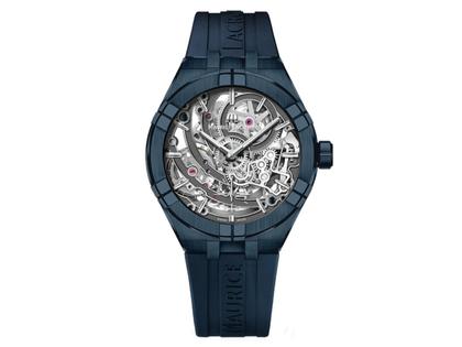 Maurice Lacroix Aikon Manufacture Skeleton Automatik Edelstahl Blau-DLC 45mm skelettiertes Zifferblatt blaues Kautschukband limitiert – Herrenuhren Uhr ohne Datum aus DLC beschichtet, Edelstahl und Kautschuk. Das Gehäuse ist rund und blau. Das Kautschuk / Kunststoff / Silikon Armband ist blau. Das Zifferblatt ist skelettiert und grau.