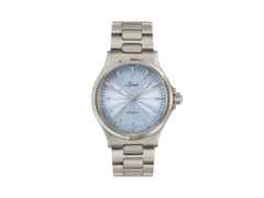 Sinn Spezialuhren 556 Eisblau Automatik Edelstahl 38,5mm blaues Zifferblatt Metallband limitiert – Damenuhren Uhr ohne Datum aus Edelstahl. Das Gehäuse ist rund und silber. Das Edelstahlarmband ist silber. Das Zifferblatt ist ein Index in blau.