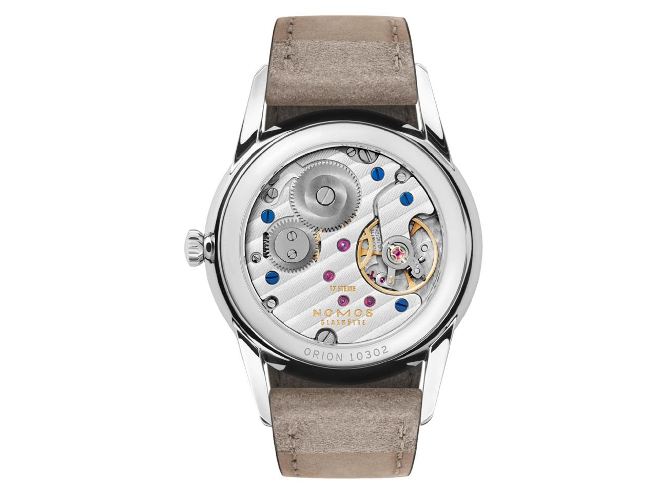 Nomos Glashütte Orion 33 Duo Handaufzug Edelstahl 33mm weißes Zifferblatt beiges Lederband Glasboden – Damenuhren Uhr ohne Datum aus Edelstahl. Das Gehäuse ist rund und silber. Das Lederarmband ist beige. Das Zifferblatt ist ein Index in beige. – Ansicht 2