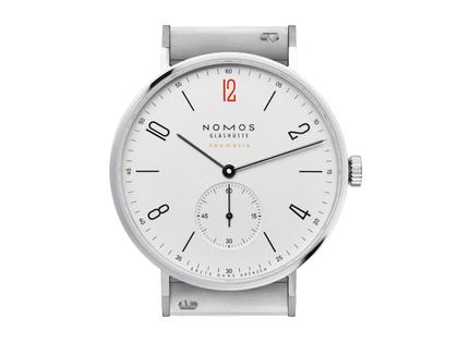 Nomos Glashütte Tangente 39 neomatik für Ärzte ohne Grenzen Automatik Edelstahl 39mm weißes Zifferblatt Metallband – Damenuhren Uhr ohne Datum aus Edelstahl. Das Gehäuse ist rund und silber. Das Edelstahlarmband ist schwarz. Das Zifferblatt ist arabisch Index und silber. – Ansicht 2