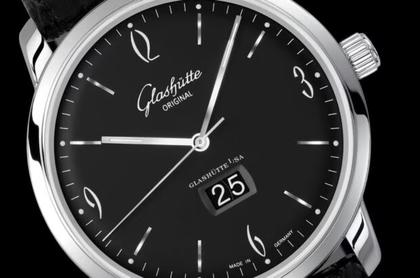 Glashütte Original Sixties Panoramadatum Automatik Edelstahl 42mm schwarzes Zifferblatt schwarzes Lederband – Herrenuhren Uhr mit Datum aus Edelstahl. Das Gehäuse ist rund und silber. Das Lederarmband Kroko / Alligator ist schwarz. Das Zifferblatt ist ein Index in schwarz. – Ansicht 2