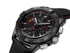 Breitling Avenger B01 Chronograph 44 Night Mission USN Dust Devils Automatik Keramik schwarzes Zifferblatt schwarzes Lederband – Herrenuhren Chronograph aus Carbon und Titan. Das Gehäuse ist rund und schwarz. Das Lederarmband ist anthrazit. Das Zifferblatt ist ein Index in schwarz. – Ansicht 3