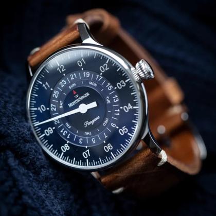 MeisterSinger Pangaea Day Date, 40mm Automatik blau – Herrenuhren Uhr mit Datum aus Edelstahl. Das Armband ist ein Lederarmband. Der Zifferblatt ist arabisch. – Ansicht 2