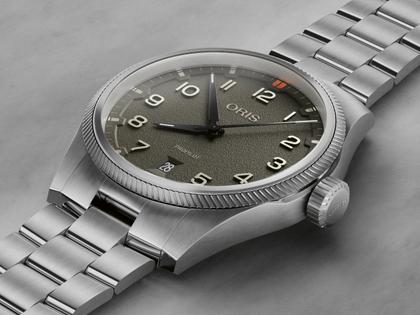 Oris ProPilot Date Automatik Edelstahl 41mm grünes Zifferblatt Metallband – Herrenuhren Uhr mit Datum aus Edelstahl. Das Gehäuse ist rund und silber. Das Edelstahlarmband ist silber. Das Zifferblatt ist arabisch und grün. – Ansicht 5