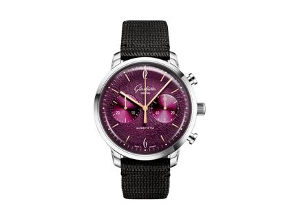 Herrenuhren Chronograph aus Edelstahl. Das Gehäuse ist rund und silber. Das Textilarmband ist schwarz. Das Zifferblatt ist arabisch Index und lila.