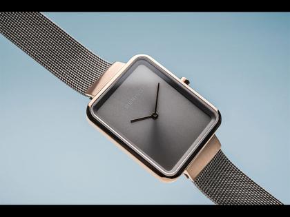 Bering 14528 Edelstahl Damenuhr rosegold eckig graues Zifferblatt Edelstahlband – Damenuhren Uhr ohne Datum aus Edelstahl und PVD beschichtet. Das Gehäuse ist rechteckig und roségold. Das Edelstahlarmband ist grau. Das Zifferblatt ist ohne Zeichen und grau. – Ansicht 2