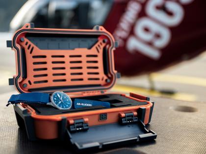 Hamilton Khaki Aviation Pilot Air Glaciers Edition Automatik Titan 42mm blaues Zifferblatt blaues Textilband – Herrenuhren Uhr mit Datum aus Titan. Das Gehäuse ist rund und silber. Das Textilarmband ist blau. Das Zifferblatt ist arabisch Index und blau. – Ansicht 8