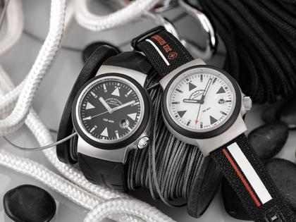 Mühle Glashütte S.A.R. Rescue-Timer LUMEN Automatik 42mm beiges Zifferblatt schwarzes Canvasband – Herrenuhren Uhr mit Datum aus Edelstahl und Kautschuk. Das Gehäuse ist rund und silber. Das Textilarmband ist schwarz. Das Zifferblatt ist ein Index in beige. – Ansicht 5