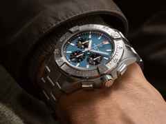 Breitling Avenger B01 Chronograph 44 Automatik Edelstahl blaues Zifferblatt Metallband – Herrenuhren Chronograph aus Edelstahl. Das Gehäuse ist rund und silber. Das Edelstahlarmband ist silber. Das Zifferblatt ist ein Index in blau. – Ansicht 5