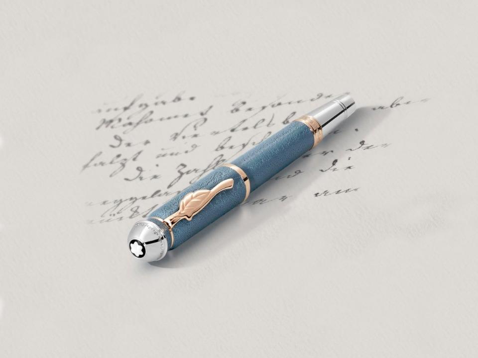 Montblanc Writers Edition                     2025: Johann Wolfgang von Goethe Limited Edition Rollerball – Schreibgeräte Rollerball in blau und aus Edelharz, Metall, platiniert und vergoldet. – Ansicht 2