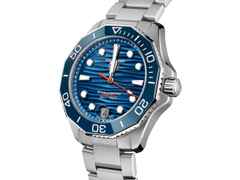 TAG Heuer Aquaracer Professional 300 Date Automatik Edelstahl 42mm blaues Zifferblatt Metallband – Herrenuhren Uhr mit Datum aus Edelstahl und Keramik. Das Gehäuse ist rund und silber. Das Edelstahlarmband ist silber. Das Zifferblatt ist ein Index in blau. – Ansicht 2