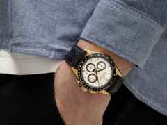 Hamilton Jazzmaster Performer Auto Chrono Edelstahl PVD-Roségold 42mm weißes Zifferblatt schwarzes Lederband – Herrenuhren Chronograph aus Edelstahl, Leder und PVD beschichtet. Das Gehäuse ist rund und roségold. Das Lederarmband ist schwarz. Das Zifferblatt ist arabisch Index und weiß. – Ansicht 3