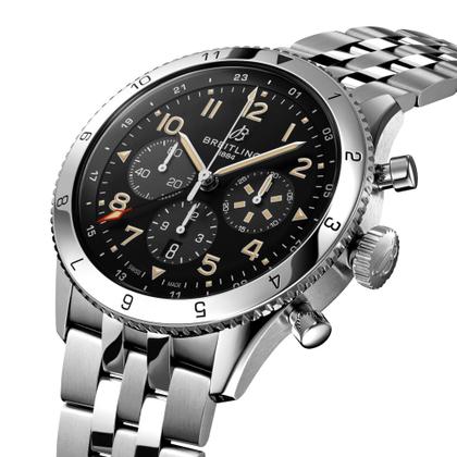 Breitling Super Avi B04 Chronograph GMT 46 P-51 Mustang Automatik Edelstahl schwarzes Zifferblatt Metallband – Herrenuhren Chronograph aus Edelstahl. Das Gehäuse ist rund und silber. Das Edelstahlarmband ist silber. Das Zifferblatt ist arabisch und schwarz. – Ansicht 2