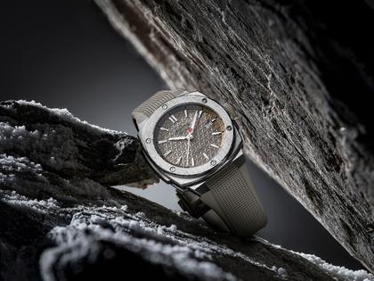 Alpina Alpiner Extreme Automatik Edelstahl 39mm beiges Zifferblatt beiges Kautschukband – Herrenuhren Uhr mit Datum aus Edelstahl und Kautschuk. Das Gehäuse ist rund und silber. Das Kautschuk / Kunststoff / Silikon Armband ist beige. Das Zifferblatt ist ein Index in beige. – Ansicht 5
