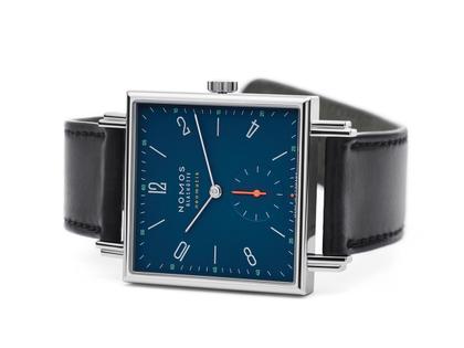 Nomos Glashütte Tetra neomatik 39 Nachtblau Automatik Edelstahl 33mm blaues Zifferblatt schwarzes Lederband – Damenuhren Uhr ohne Datum aus Edelstahl. Das Gehäuse ist quadratisch und silber. Das Lederarmband ist schwarz. Das Zifferblatt ist arabisch Index und blau. – Ansicht 3