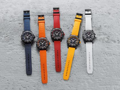 Breitling Endurance Pro 44 Chronograph Quarz Breitlight schwarzes Zifferblatt blaues Kautschukband – Herrenuhren Chronograph aus Sonstiges. Das Gehäuse ist rund und schwarz. Das Kautschuk / Kunststoff / Silikon Armband ist blau. Das Zifferblatt ist arabisch und schwarz. – Ansicht 4