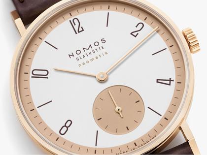 Nomos Glashütte Tangente Roségold neomatik 175 Years of Watchmaking Glashütte Automatik 35mm weißes Zifferblatt braunes Lederband – Damenuhren Uhr ohne Datum aus 750 Rotgold. Das Gehäuse ist rund und roségold. Das Lederarmband ist braun. Das Zifferblatt ist arabisch Index und silber. – Ansicht 3