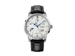 Glashütte Original Senator Excellence Ewiger Kalender Automatik Edelstahl silberweißes Zifferblatt schwarzes Lederband – Herrenuhren Uhr mit Kalender aus Edelstahl. Das Gehäuse ist rund und silber. Das Lederarmband Kroko / Alligator ist schwarz. Das Zifferblatt ist römisch Index und weiß.