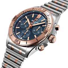 Breitling Chronomat B01 42 Automatik Edelstahl blaues Zifferblatt Metallband – Herrenuhren Chronograph aus 750 Rotgold und Edelstahl. Das Gehäuse ist rund und silber-roségold. Das Edelstahlarmband ist silber-roségold. Das Zifferblatt ist ein Index in blau. – Ansicht 2