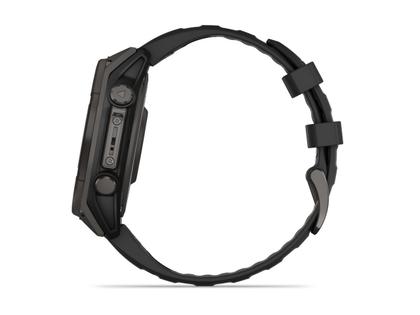 Garmin fenix 8 47mm Sapphire Solar faserverstärktes Polymer Titan carbongrau beschichtet schwarzes Kautschukband – Herrenuhren Uhr Multifunktion aus DLC beschichtet, Kautschuk und Titan. Das Gehäuse ist rund und grau. Das Kautschuk / Kunststoff / Silikon Armband ist schwarz. Das Zifferblatt ist digital und schwarz. – Ansicht 3