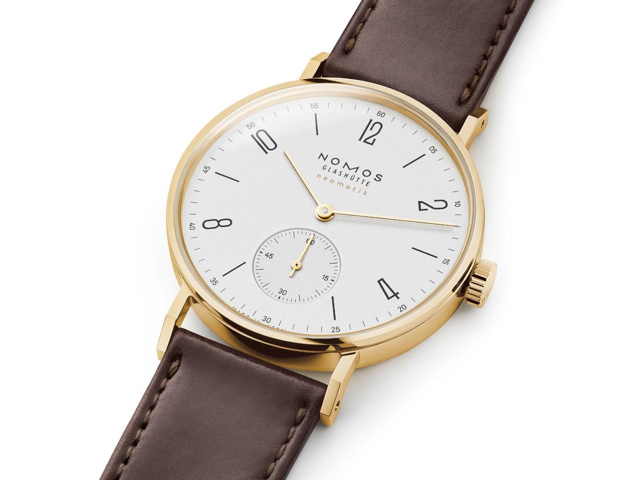 Nomos Glashütte Tangente Gold Neomatik Doré Automatik Gelbgold 35mm weißes Zifferblatt braunes Lederband – Damenuhren Uhr ohne Datum aus 750 Gelbgold und Leder. Das Gehäuse ist rund und gelbgold. Das Lederarmband ist braun. Das Zifferblatt ist arabisch Index und weiß. – Ansicht 3