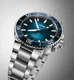 Oris Aquis Date Calibre 400 Automatik Edelstahl 41,5mm blaues Zifferblatt Metallband – Herrenuhren Uhr mit Datum aus Edelstahl. Das Gehäuse ist rund und silber. Das Edelstahlarmband ist silber. Das Zifferblatt ist ein Index in blau. – Ansicht 2