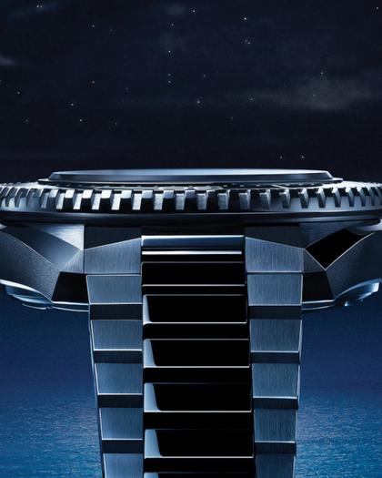 Omega Seamaster Planet Ocean 600M Automatik Edelstahl 42mm schwarzes Zifferblatt schwarze Keramiklünette Metallband – Herrenuhren Uhr ohne Datum aus Edelstahl und Keramik. Das Gehäuse ist rund und silber. Das Edelstahlarmband ist silber. Das Zifferblatt ist arabisch Index und schwarz. – Ansicht 6
