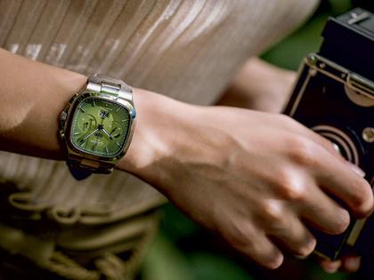 Glashütte Original Seventies Chronograph Panoramadatum Automatik Edelstahl 40mm Fab Green braunes Lederband – Herrenuhren Chronograph aus Edelstahl. Das Gehäuse ist quadratisch und silber. Das Lederarmband ist braun. Das Zifferblatt ist ein Index in grün. – Ansicht 4
