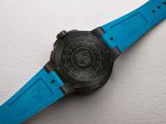 Oris Aquis Pro 1000M Automatik Titan Schwarz-PVD 49,5mm blaues Wellen-Zifferblatt blaues Kautschukband – Herrenuhren Uhr mit Datum aus Edelstahl, Kautschuk, PVD beschichtet und Titan. Das Gehäuse ist rund und schwarz. Das Kautschuk / Kunststoff / Silikon Armband ist blau. Das Zifferblatt ist ein Index in blau. – Ansicht 7