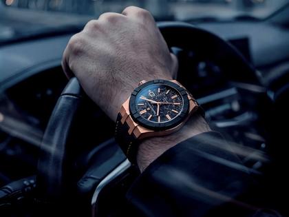 Maurice Lacroix AIKON-IC Frozen Carbon Automatik Bronze 43mm Carbon-Zifferblatt schwarzes Kautschukband limitiert – Herrenuhren Uhr mit Datum aus Bronze, Carbon, Edelstahl, Kautschuk, Keramik und Leder. Das Gehäuse ist rund und bronze. Das Kautschuk / Kunststoff / Silikon Armband ist schwarz. Das Zifferblatt ist ein Index in schwarz. – Ansicht 4