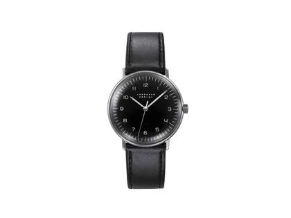 Junghans Max Bill Handaufzug Edelstahl 34mm schwarzes Zifferblatt schwarzes Lederband – Damenuhren Uhr ohne Datum aus Edelstahl und Leder. Das Gehäuse ist rund und silber. Das Lederarmband ist schwarz. Das Zifferblatt ist arabisch Index und schwarz.