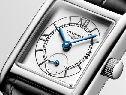 Longines DolceVita   Mini Quarz Edelstahl 22x29mm silbernes Zifferblatt schwarzes Lederband – Damenuhren Uhr ohne Datum aus Edelstahl und Leder. Das Gehäuse ist rechteckig und silber. Das Lederarmband Kroko / Alligator ist schwarz. Das Zifferblatt ist römisch und weiß. – Ansicht 2