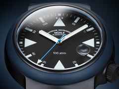 Mühle Glashütte S.A.R. Rescue-Timer Edition 1994 Automatik Edelstahl Schwarz-PVD 42mm schwarzes Zifferblatt blaues Kautschukband – Herrenuhren Uhr mit Datum aus Edelstahl, Kautschuk und PVD beschichtet. Das Gehäuse ist rund und schwarz. Das Kautschuk / Kunststoff / Silikon Armband ist blau. Das Zifferblatt ist ein Index in schwarz. – Ansicht 3