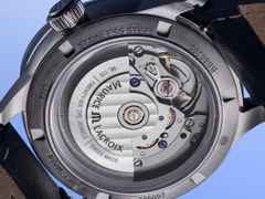 Maurice Lacroix 1975 Automatik Edelstahl 36mm blaues Zifferblatt Metallband – Herrenuhren Uhr mit Datum aus Edelstahl. Das Gehäuse ist rund und silber. Das Edelstahlarmband ist silber. Das Zifferblatt ist ein Index in blau. – Ansicht 2