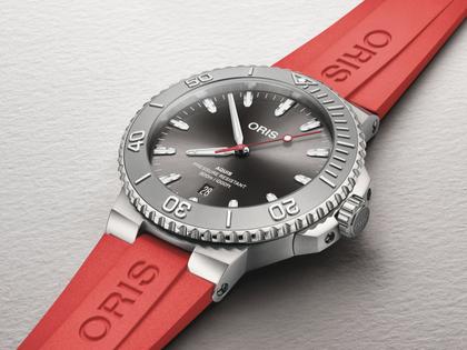Oris Aquis Date Relief Automatik Edelstahl 43,5mm graues Zifferblatt rotes Kautschukband – Herrenuhren Uhr mit Datum aus Edelstahl und Kautschuk. Das Gehäuse ist rund und silber. Das Kautschuk / Kunststoff / Silikon Armband ist rot. Das Zifferblatt ist ein Index in grau. – Ansicht 3
