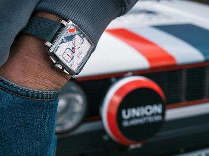 Union Glashütte Averin Chronograph Sachsen Classic 2026 Limited Edition Automatik Edelstahl 41mm graues Zifferblatt rotes Kautschukband und graues Lederband – Herrenuhren Chronograph aus Edelstahl, Kautschuk und Leder. Das Gehäuse ist quadratisch und silber. Das Lederarmband ist grau. Das Zifferblatt ist ein Index in grau. – Ansicht 12