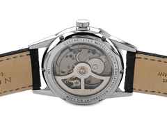 Nomos Glashütte Zürich Automatik Edelstahl 40mm graues Zifferblatt Lederband Ref. 803 Full Set mit Garantie Occasion – Herrenuhren Uhr ohne Datum aus Edelstahl. Das Gehäuse ist rund und silber. Das Lederarmband ist anthrazit. Das Zifferblatt ist ein Index in anthrazit. – Ansicht 2