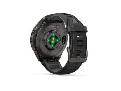 Garmin Fenix 9 Pro inReach Titan 43mm digitales Display schwarzes Silikonband – Herrenuhren Uhr Multifunktion aus Kautschuk und Titan. Das Gehäuse ist rund und schwarz. Das Kautschuk / Kunststoff / Silikon Armband ist schwarz. Das Zifferblatt ist digital und schwarz. – Ansicht 4