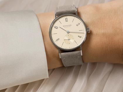 Nomos Glashütte Tangente 33 Champagner Handaufzug Edelstahl 33mm beiges Zifferblatt beiges Lederband Glasboden – Damenuhren Uhr ohne Datum aus Edelstahl. Das Gehäuse ist rund und silber. Das Lederarmband ist beige. Das Zifferblatt ist arabisch Index und beige. – Ansicht 4