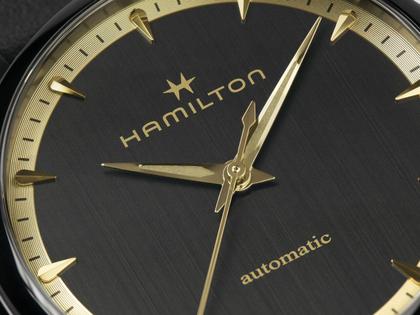Hamilton Jazzmaster Auto Edelstahl PVD-Schwarz 36mm schwarzes Zifferblatt schwarzes Lederband – Herrenuhren Uhr ohne Datum aus Edelstahl, Leder und PVD beschichtet. Das Gehäuse ist rund und schwarz. Das Lederarmband ist schwarz. Das Zifferblatt ist ein Index in schwarz. – Ansicht 4