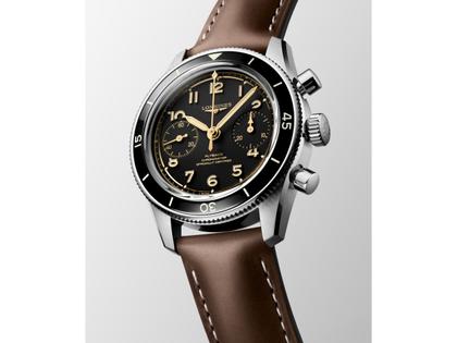 Longines Spirit Pilot Flyback Chronograph Handaufzug Edelstahl 39,5mm schwarzes Zifferblatt braunes Lederband – Herrenuhren Chronograph aus Edelstahl und Leder. Das Gehäuse ist rund und silber. Das Lederarmband ist braun. Das Zifferblatt ist arabisch und schwarz. – Ansicht 2