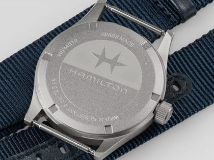 Hamilton Khaki Field Quartz Edelstahl 38mm blaues Zifferblatt blaues NATO-Textilband – Herrenuhren Uhr ohne Datum aus Edelstahl. Das Gehäuse ist rund und grau. Das Textilarmband ist blau. Das Zifferblatt ist ein Index in blau. – Ansicht 3