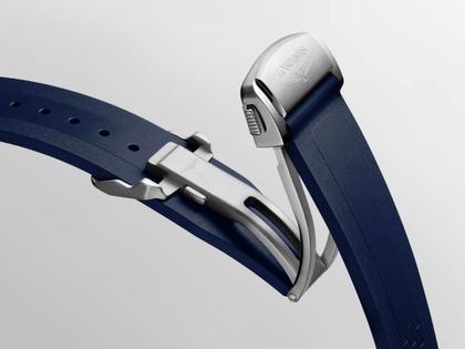 Longines Conquest Chronograph Automatik Edelstahl 42mm weiß-blaues Zifferblatt blaues Kautschukband – Herrenuhren Chronograph aus Edelstahl, Kautschuk und Keramik. Das Gehäuse ist rund und silber. Das Kautschuk / Kunststoff / Silikon Armband ist blau. Das Zifferblatt ist ein Index in weiß. – Ansicht 6