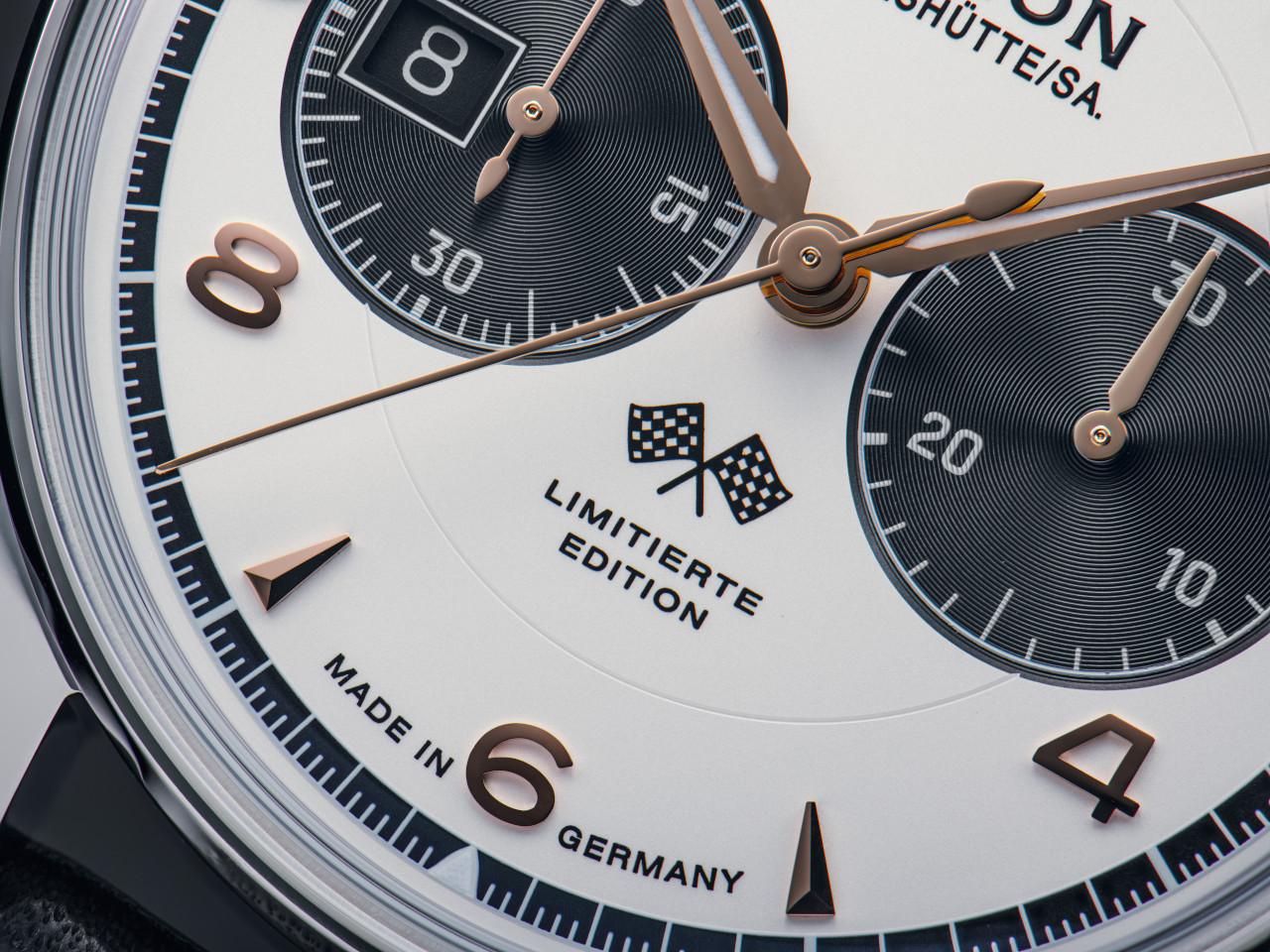 Union Glashütte Noramis Chronograph Gaisbergrennen 2023 Limitierte Edition Automatik Edelstahl 42mm silberfarbenes Zifferblatt schwarzes Lederband – Herrenuhren Chronograph aus Edelstahl. Das Gehäuse ist rund und silber. Das Lederarmband ist schwarz. Das Zifferblatt ist arabisch Index und silber. – Ansicht 3
