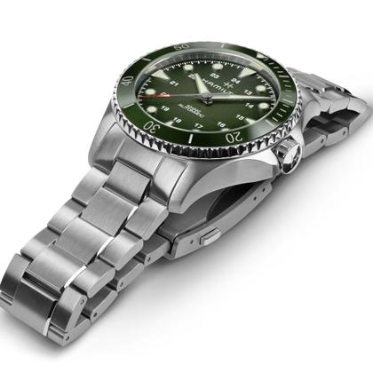 Hamilton Khaki Navy Scuba Automatic Edelstahl 43mm grünes Zifferblatt Metallband – Herrenuhren Uhr ohne Datum aus Edelstahl und Keramik. Das Gehäuse ist rund und silber. Das Edelstahlarmband ist silber. Das Zifferblatt ist arabisch Index und grün. – Ansicht 2