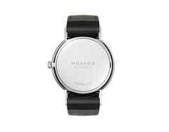 Nomos Glashütte Ludwig 38 Handaufzug Edelstahl weißes Zifferblatt schwarzes Lederband Stahlboden – Herrenuhren Uhr ohne Datum aus Edelstahl. Das Gehäuse ist rund und silber. Das Lederarmband ist braun. Das Zifferblatt ist römisch Index und weiß. – Ansicht 2