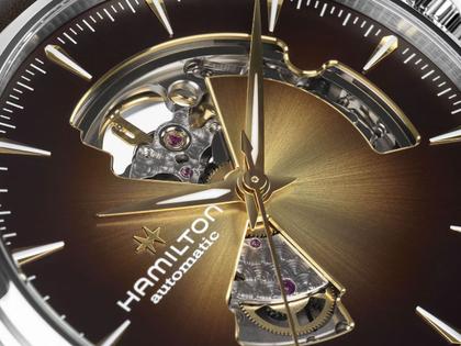 Hamilton Jazzmaster Open Heart Automatik Edelstahl 42mm braunes Zifferblatt braunes Lederband – Herrenuhren Uhr ohne Datum aus Edelstahl und Leder. Das Gehäuse ist rund und silber. Das Lederarmband ist braun. Das Zifferblatt ist ein Index in braun. – Ansicht 2