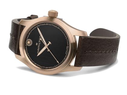 Hamilton Khaki Field The Odyssey Limited Edition Automatik Bronze 42mm schwarzes Zifferblatt braunes Lederband – Herrenuhren Uhr ohne Datum aus Bronze, Leder und Titan. Das Gehäuse ist rund und bronze. Das Lederarmband ist braun. Das Zifferblatt ist ohne Zeichen und schwarz. – Ansicht 4