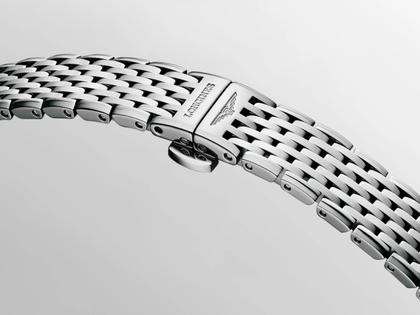 Longines La Grande Classique Quarz Edelstahl 29mm blaues Zifferblatt mit Diamanten Metallband – Damenuhren Uhr ohne Datum aus Edelstahl und PVD beschichtet. Das Gehäuse ist rund und silber. Das Edelstahlarmband ist silber. Das Zifferblatt ist ein Index in blau. – Ansicht 4