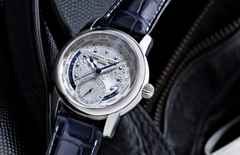 Frederique Constant Classics Worldtimer GMT Manufacture Automatik Edelstahl 42mm weißes Zifferblatt blaues Lederband – Herrenuhren Uhr mit Datum aus Edelstahl und Leder. Das Gehäuse ist rund und silber. Das Lederarmband Kroko / Alligator ist blau. Das Zifferblatt ist ein Index in weiß. – Ansicht 2